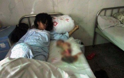 Mulher chinesa é forçada a abortar aos 7 meses, e obrigada a dormir com o feto! (3)