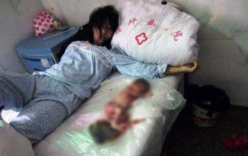 Mulher chinesa é forçada a abortar aos 7 meses, e obrigada a dormir com o feto! (4)