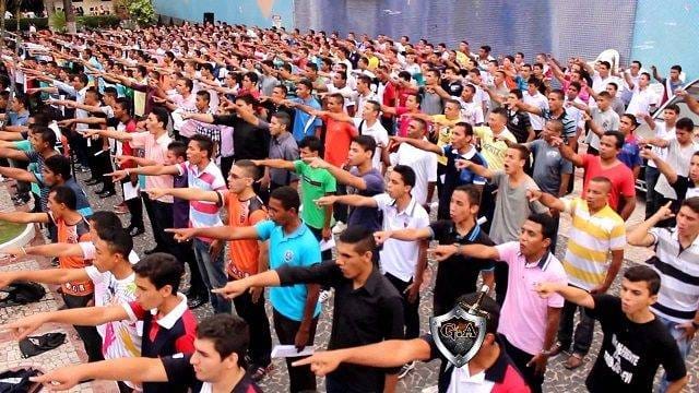 Igreja recruta "exército evangélico" e provoca polêmica nas redes sociais