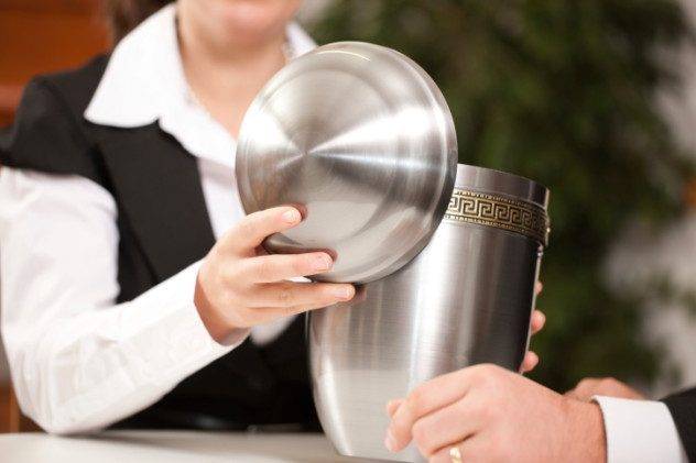 10 pessoas que simplesmente não puderam dizer adeus (1)