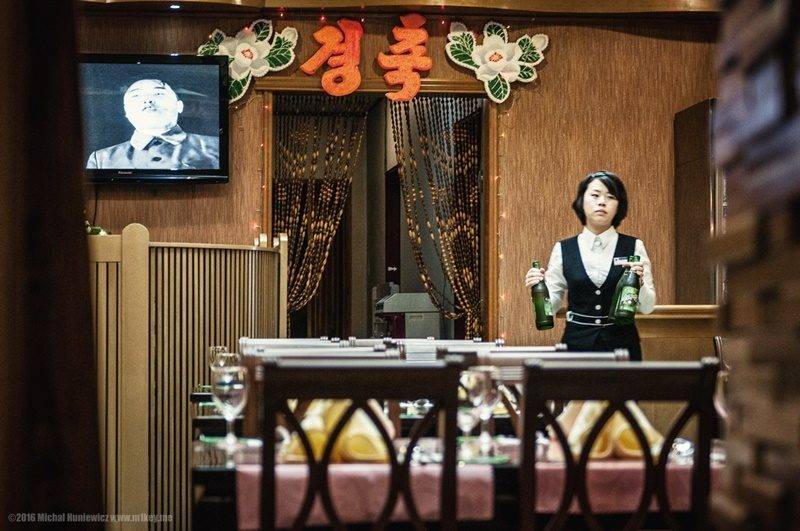 20-garconete-hotel-coreia-do-norte