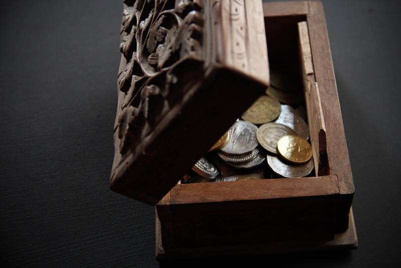 Baú com moedas de ouro e prata roubada por piratas brasileiros