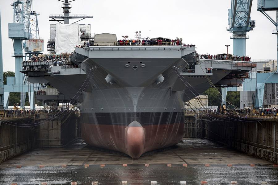 A inauguração do porta-aviões USS Ford