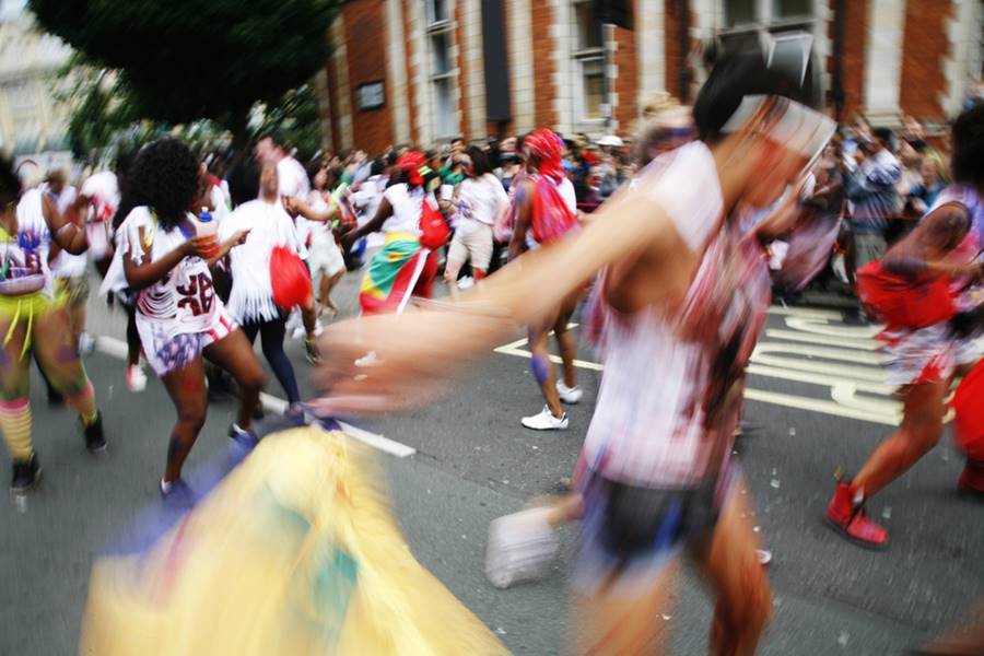 Foliões festajando o carnaval nas ruas