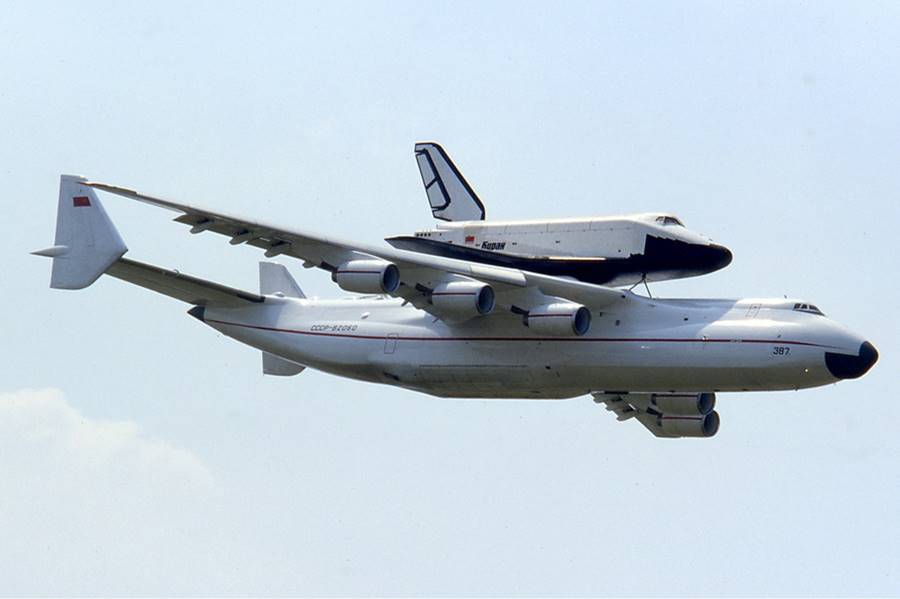 O maior avião do mundo transportando uma nave espacial