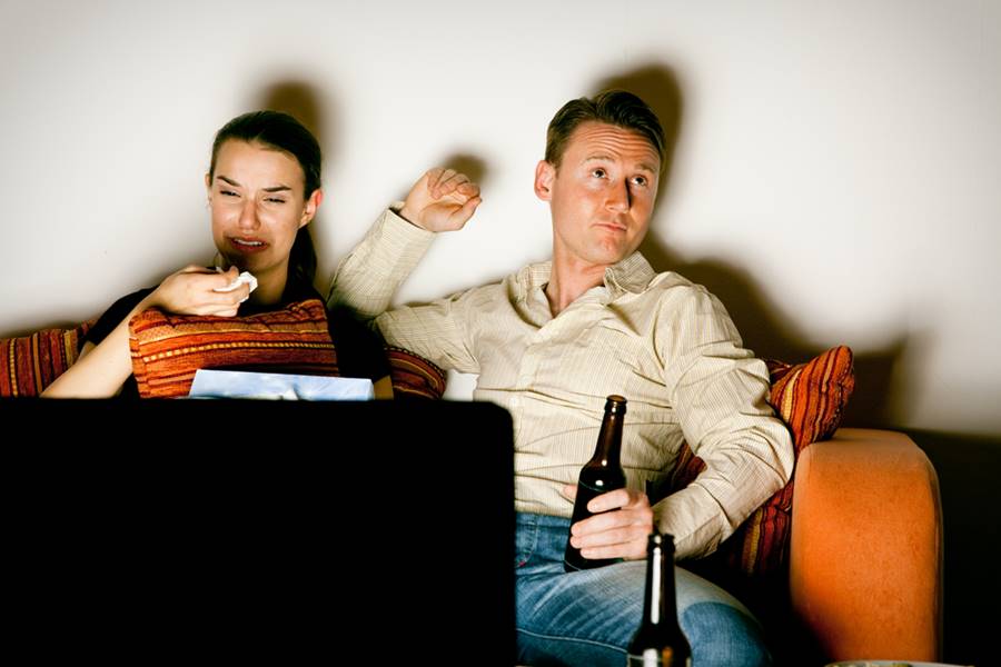 Casal assistindo séries - efeitos colaterais de maratonas de séries