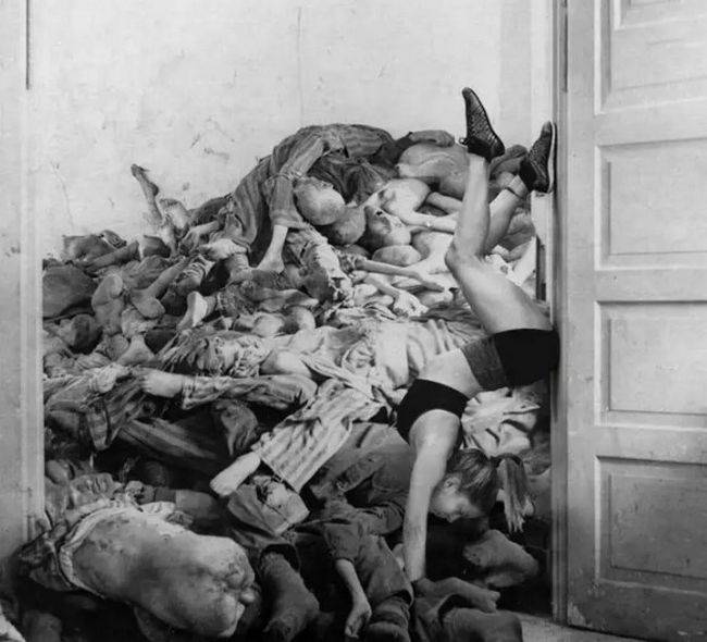 Montagens chocantes no Memorial do Holocausto