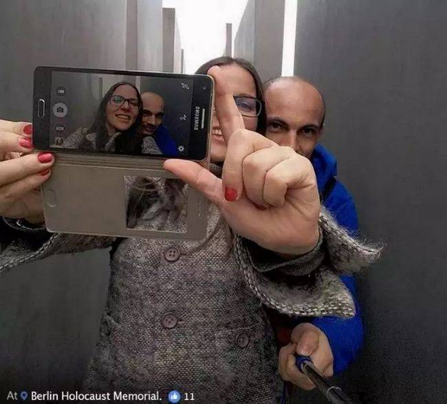 Montagens chocantes no Memorial do Holocausto