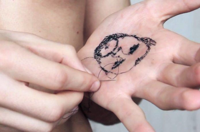 Artista costura retratos de sua família na palma da mão (1)