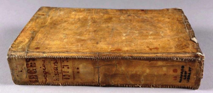 Algumas capas de livros do século 17 eram feitas com pele humana (1)